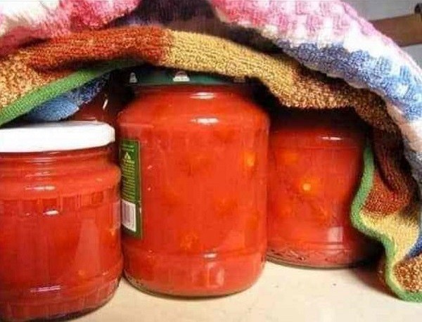 banki-s-pomidorami-zakryvaem-polotencem