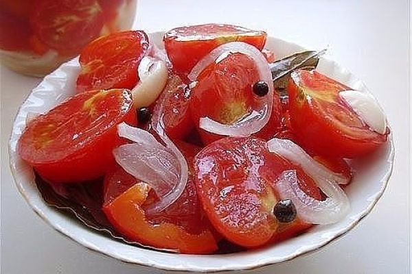 kak prigotovit pomidory dolkami na zimu