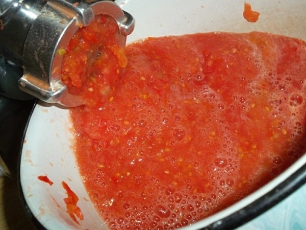 myagkie-tomaty-prokruchivaem-na-myasorubke