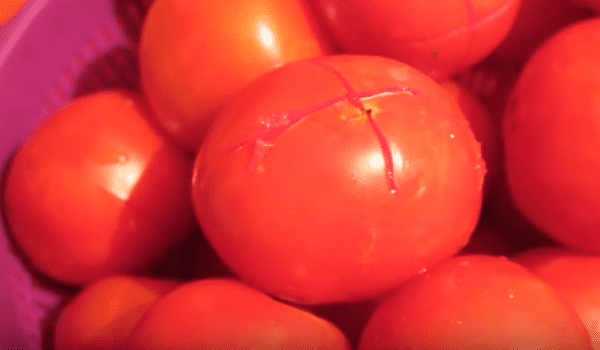 na-pomidorah-delaem-krestoobraznyj-nadrez