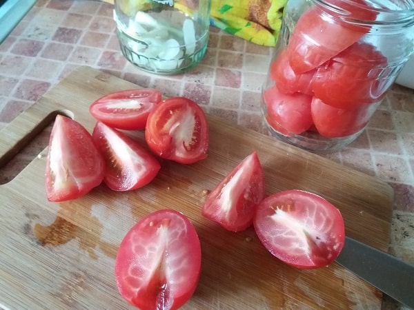 narezaem pomidory dolkami