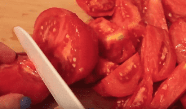 pomidory-narezaem-dolkami