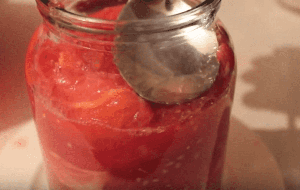 pomidory-pridavlivaem-lozhkoj