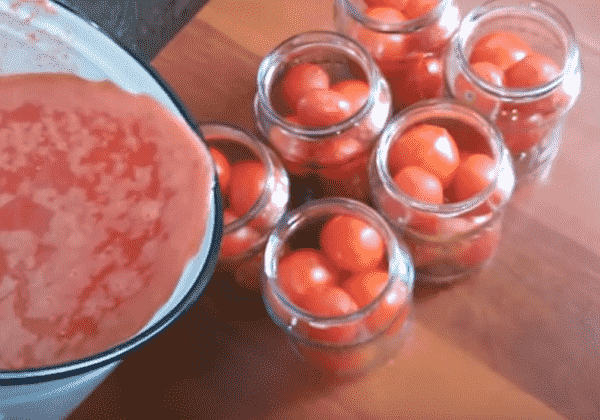zalivaem-pomidory-goryachim-sokom