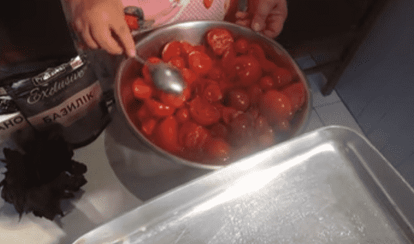 pomidory narezaem na dolki