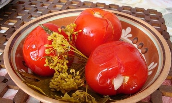 pomidory-s-chesnokom-na-zimu-palchiki-oblizhesh