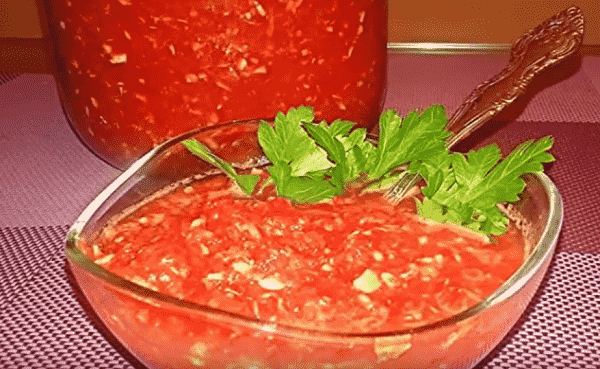 hrenovina-iz-pomidorov-s-hrenom-i-chesnokom