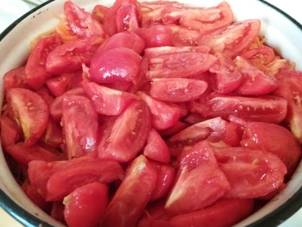 kladem-v-kastryulyu-pomidory