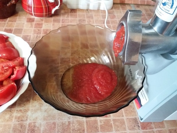 pomidory-propuskaem-cherez-myasorubku