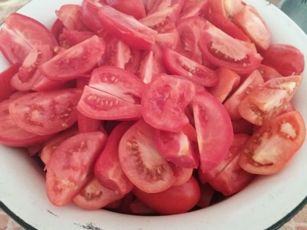 pomidory-razrezayut-na-chasti