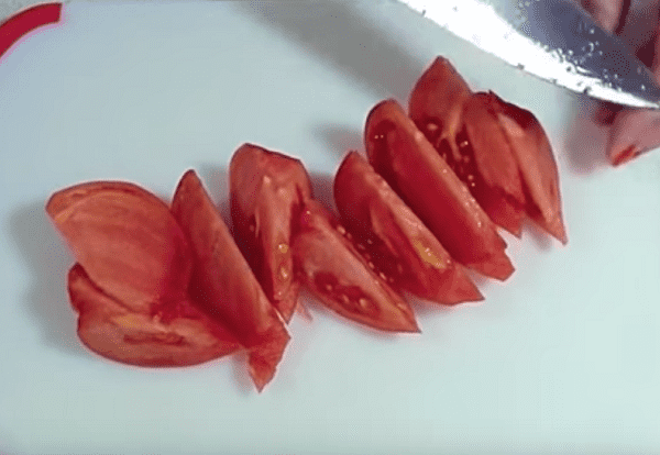 razrezaem-pomidory-na-chasti