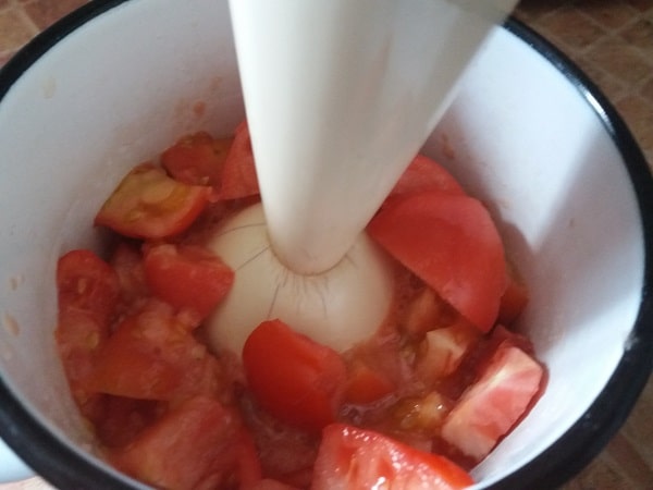 izmelchaem pomidory blenderom