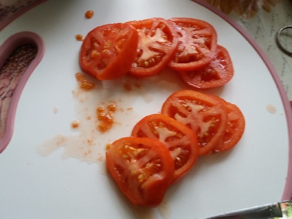 narezaem pomidory kruzhochkami