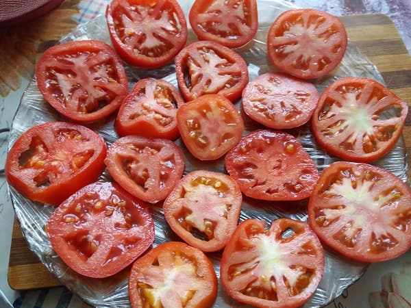 raskladyvaem dolki pomidorov na tarelke