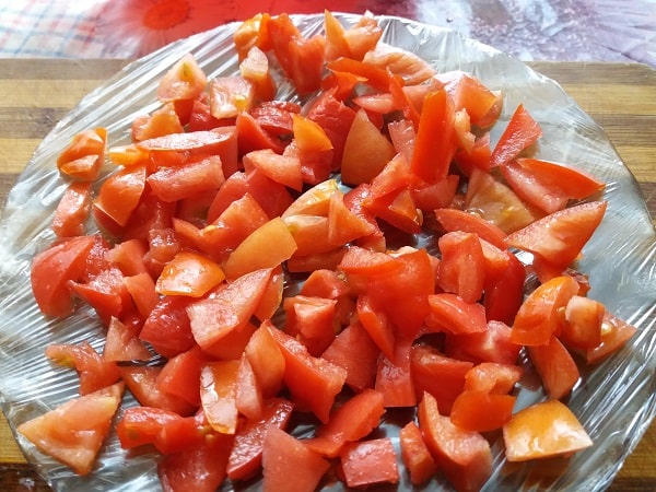 raskladyvaem kusochki pomidorov na tarelke