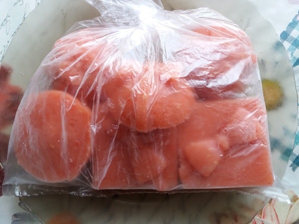 skladyvaem pomidornye zagotovki v poliehtilenovyj paket