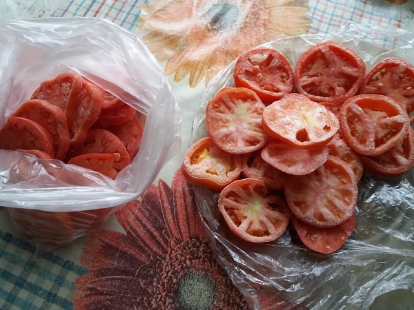 zamorozhennye pomidory perekladyvaem v paket