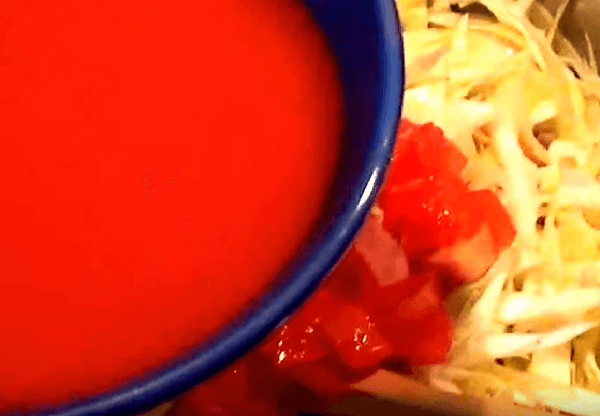 Добавляем помидоры и разведенную в воде томатную пасту