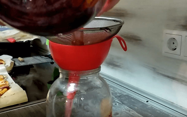 Фильтруем самогон с ягодами