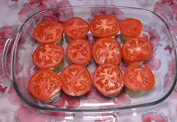 nakryvaem sverhu lomtikami pomidorov