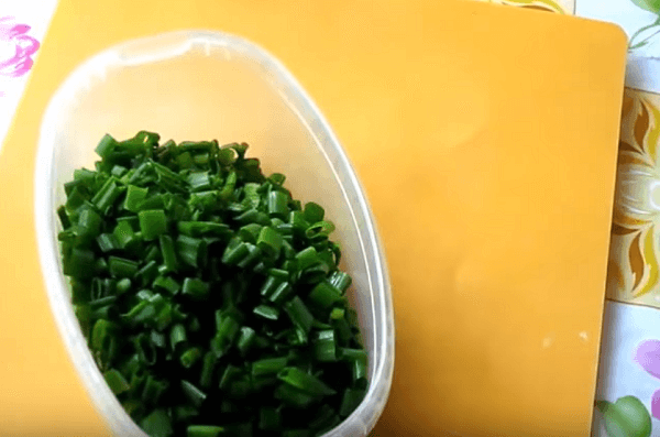 Нарезанный зеленый лук складывают в контейнер