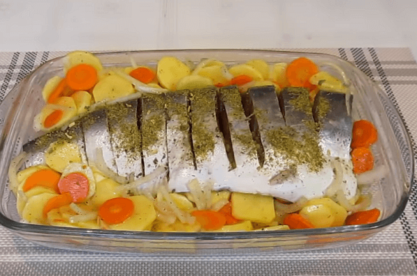 Рыбу с овощами укладываем в форму для запекания