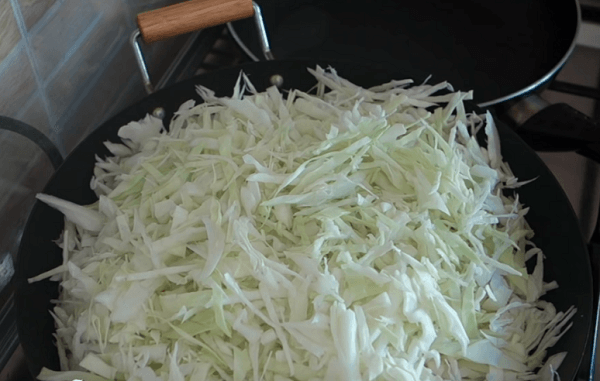 Тушим капусту в сковороде