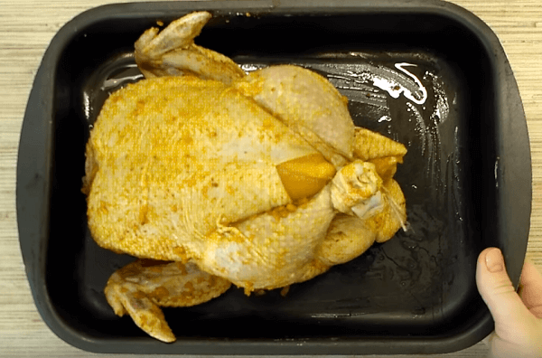 Выкладываем курицу в форму для запекания