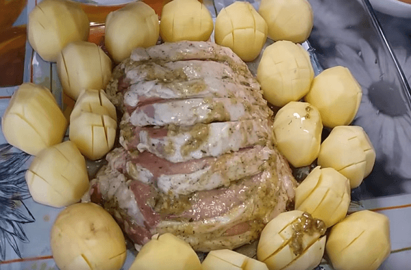 Нарезаем картошку и укладываем рядом с мясом
