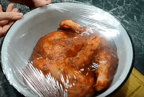 Курицу обмазываем маринадом