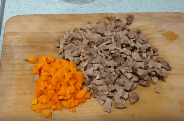 Нарезаем мелкими кубиками язык и морковь