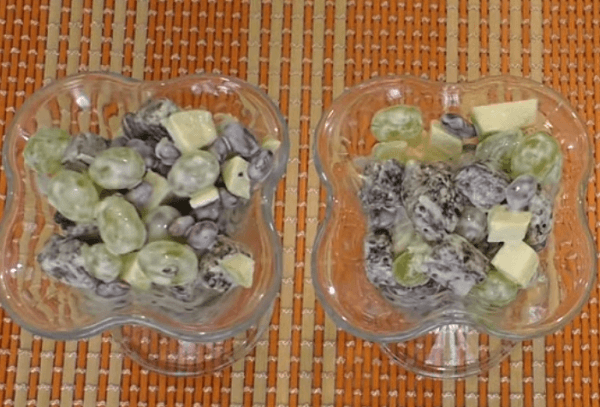 Готовый салат раскладывают по креманкам