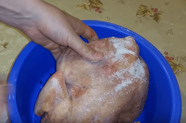 Тушку курицы обильно посыпаем солью
