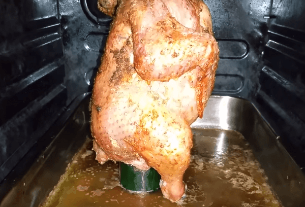 Запеченная курица на бутылке в духовке