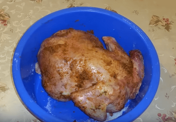 Обмазываем курицу маринадом
