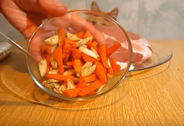 Морковь и соль пересыпаем специями