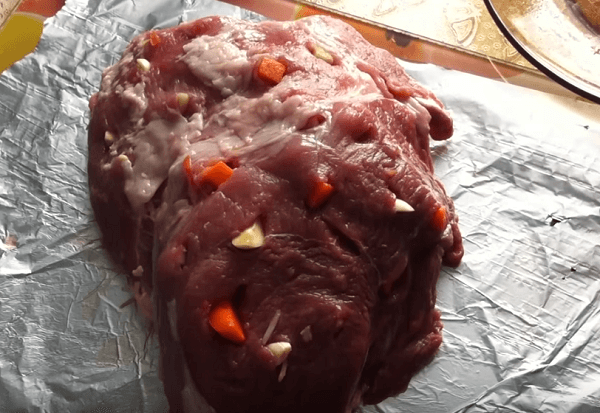 Нашпиговываем мясо чесноком и морковью