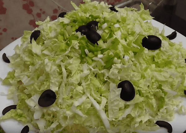 Готовый салат с пекинской капустой