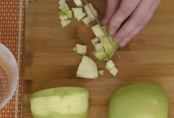 Яблоки нарезаются кубиками