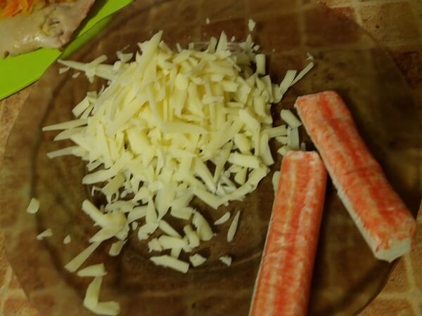 Подготавливаем сыр и крабовые палочки для закуски