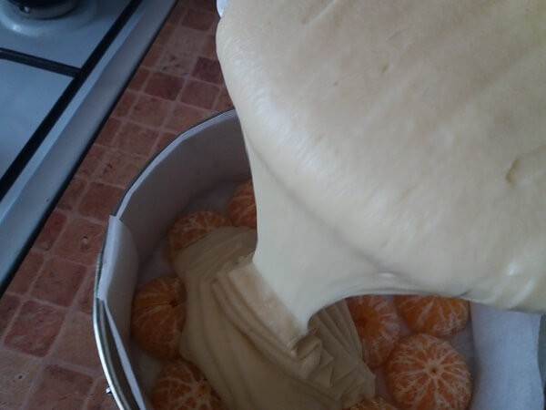 Вылейте на мандарины подготовленное тесто