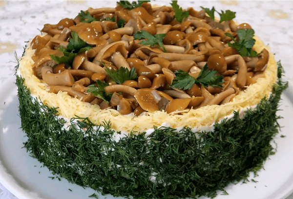 Готовый салат с маринованными грибами