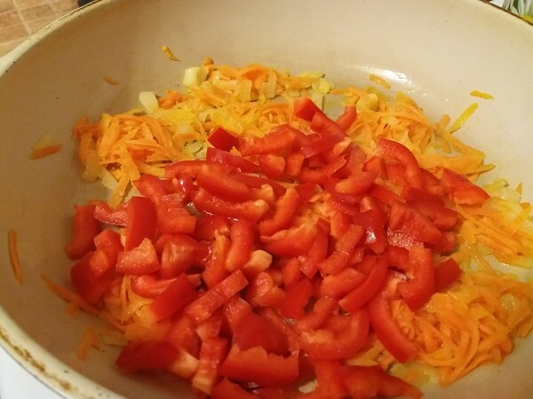 Вместе с луком и морковью обжариваем болгарский перец
