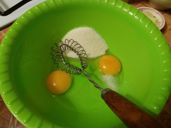 Яйца смешиваем с солью и сахаром