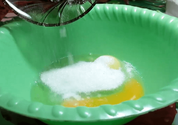 Перемешиваем яйца с солью и сахаром