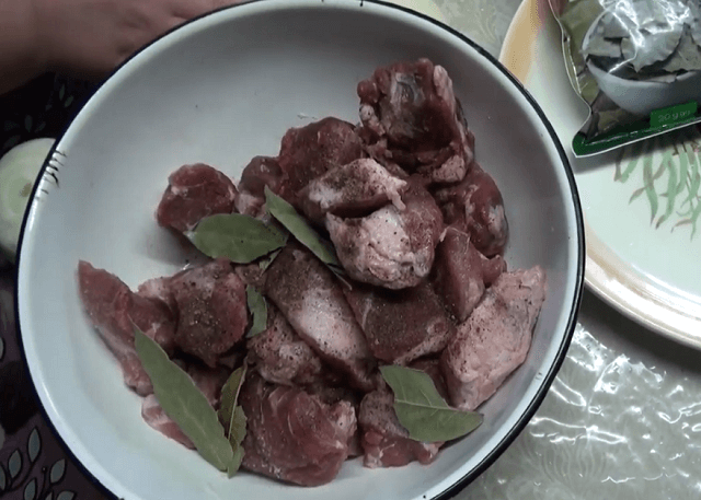 К мясу добавляем специи и лавровый лист