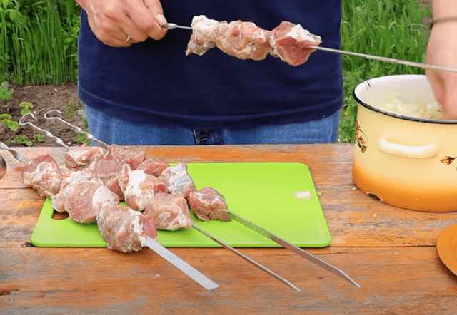 Нанизываем мясо на шампуры