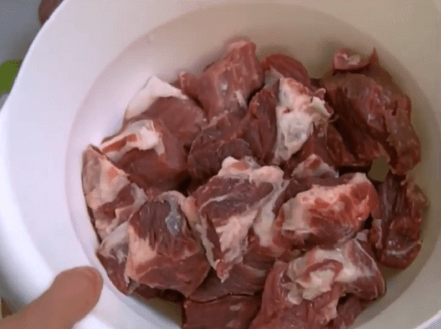 Нарезаем мясо небольшими кусками