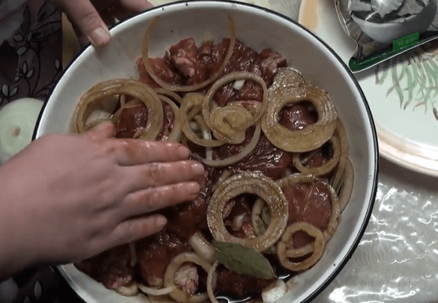 Перемешиваем и уплотняем мясо с соевым соусом