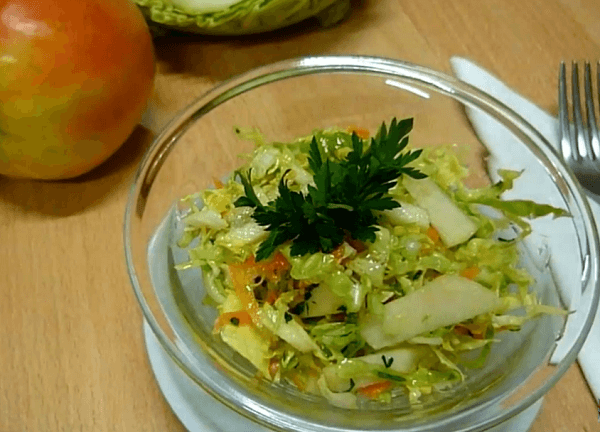 Готовый салат из молодой капусты с яблоком